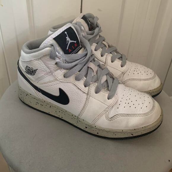 Nike jordans size 4y - Picture 3 of 8